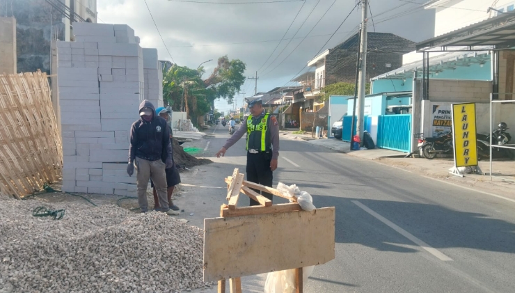 Lewat Program Polantas Menyapa, Satlantas Sumenep Edukasi Pekerja Proyek soal Keselamatan Jalan