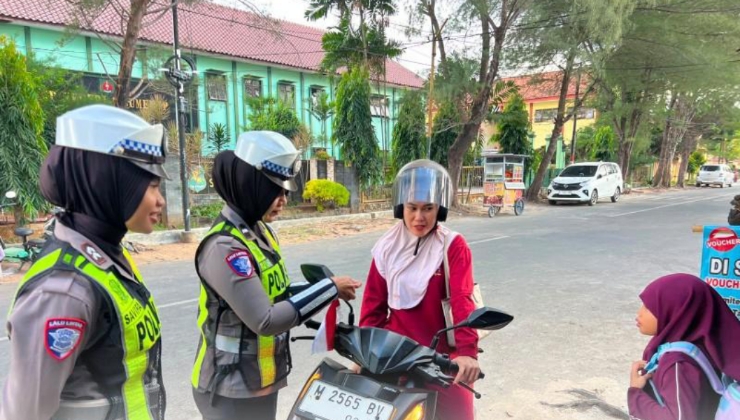 Satlantas Polresta Sumenep Bagikan Bendera Merah Putih Sambil Edukasi Tertib Berlalu Lintas