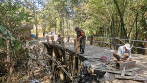 Wujud Kemanunggalan TNI dan Rakyat, Babinsa Rubaru Bantu Pembuatan Bekisting Jembatan