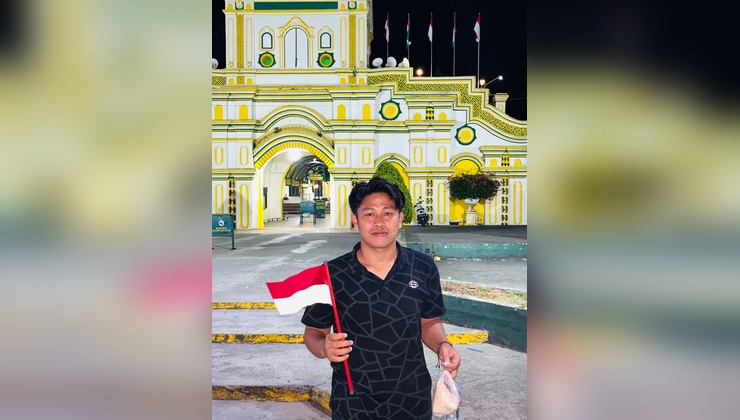 Aksi Peduli Di HUT 81, Syafiqurrahman Membagikan Bendera dan Nasi Bungkus di Pelataran Masjid Jamik.