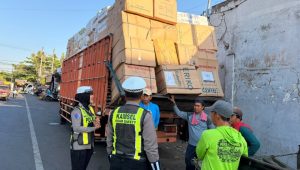 Polantas Menyapa di Tajamara, Sopir Sumenep Diingatkan Soal Bahaya Over Load dan Over Dimensi