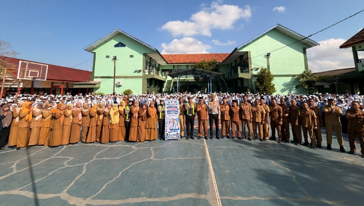 Semarak HUT Lalu Lintas Ke-71: Lewat Police Goes to School, Satlantas Polresta Sumenep Bagi-Bagi Helm di SMPN 1