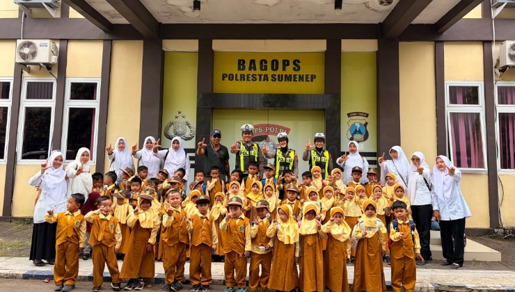 Polisi Sahabat Anak, Satlantas Polresta Sumenep Bagikan Helm dan Tas Gratis