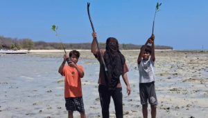 KKN Posko 40 Universitas Annuqayah Tanam Mangrove Bersama Siswa MI Al-Hidayah dan Anak Pesisir Gedugan